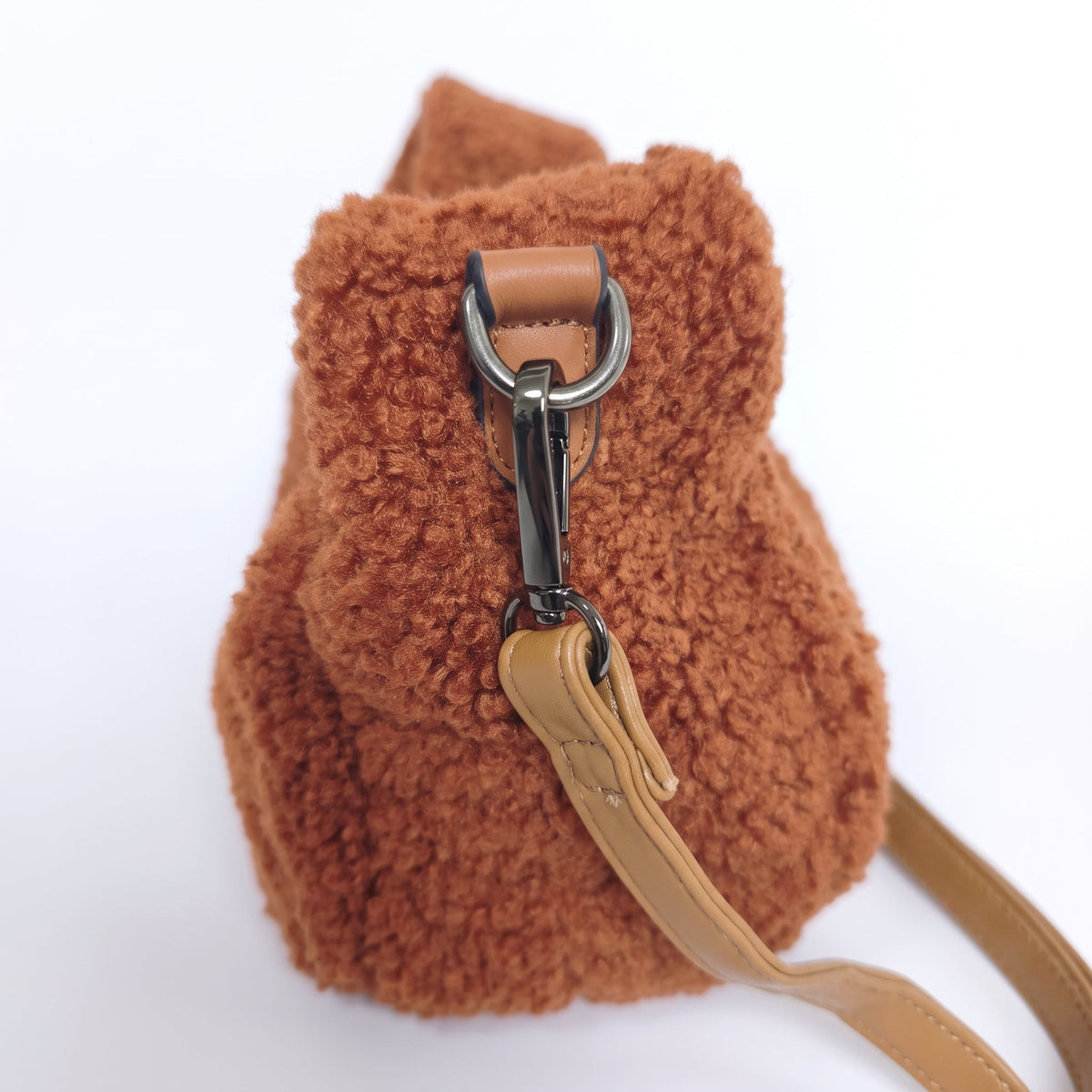 Braune Hobo-Tasche mit Teddybär-Struktur