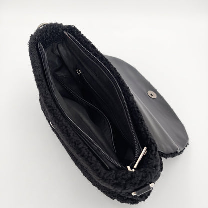 Bolsa preta com alça trançada