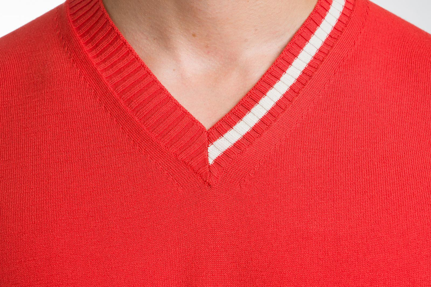 Ibiza: camiseta de hombre en algodón orgánico con cuello en V e inserciones a contraste