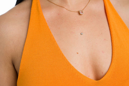 Giulia: top elegante de mujer con escote en V y espalda a canalé