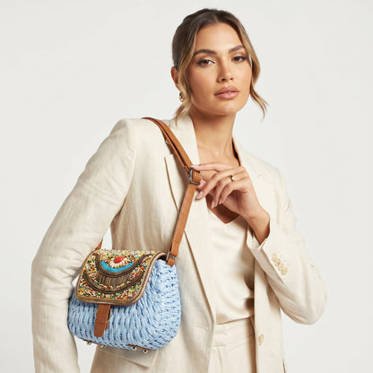 Bolsa transversal de ráfia trançada