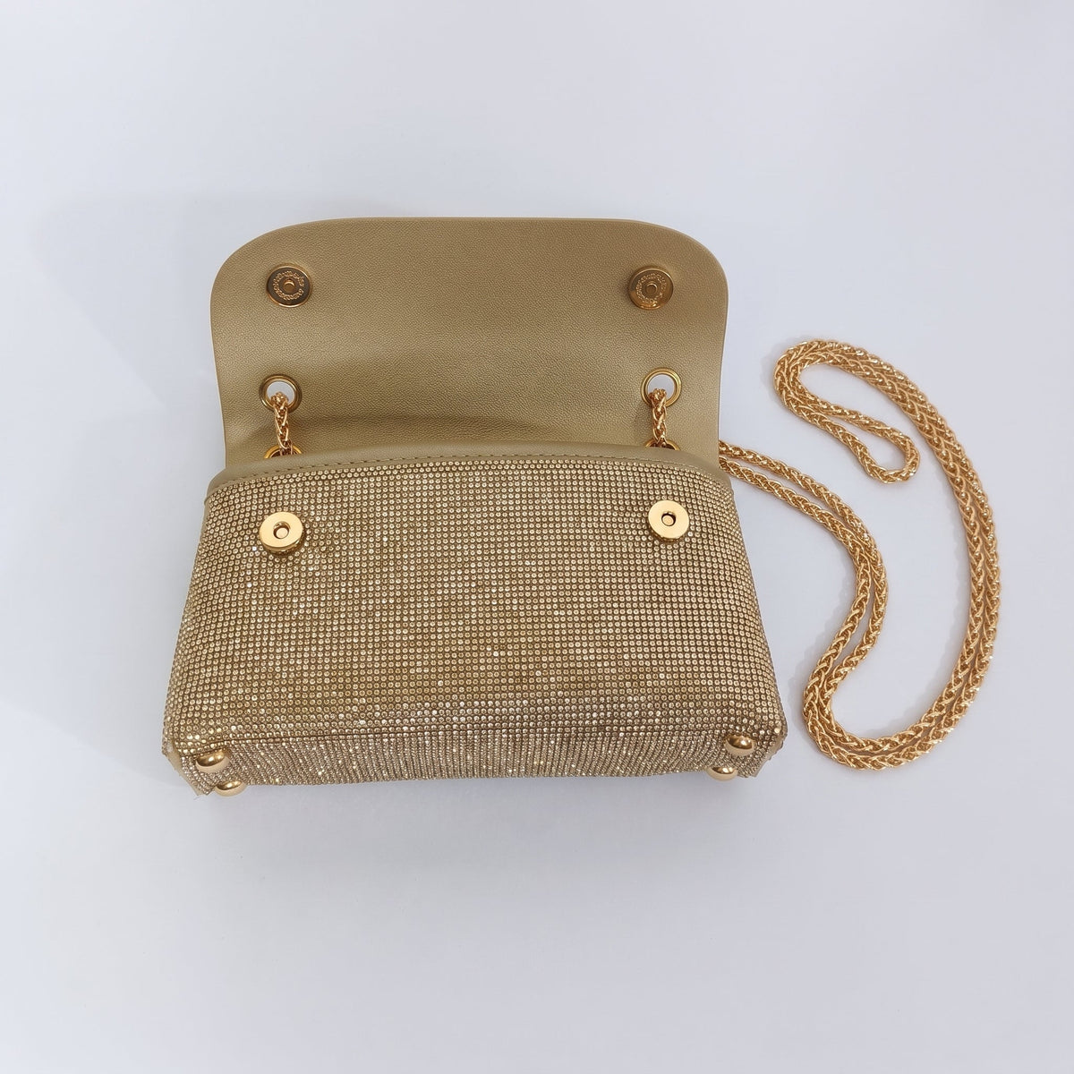Clutch com strass decorativos