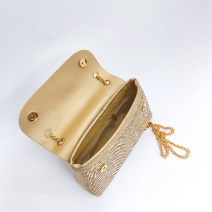 Clutch com strass decorativos
