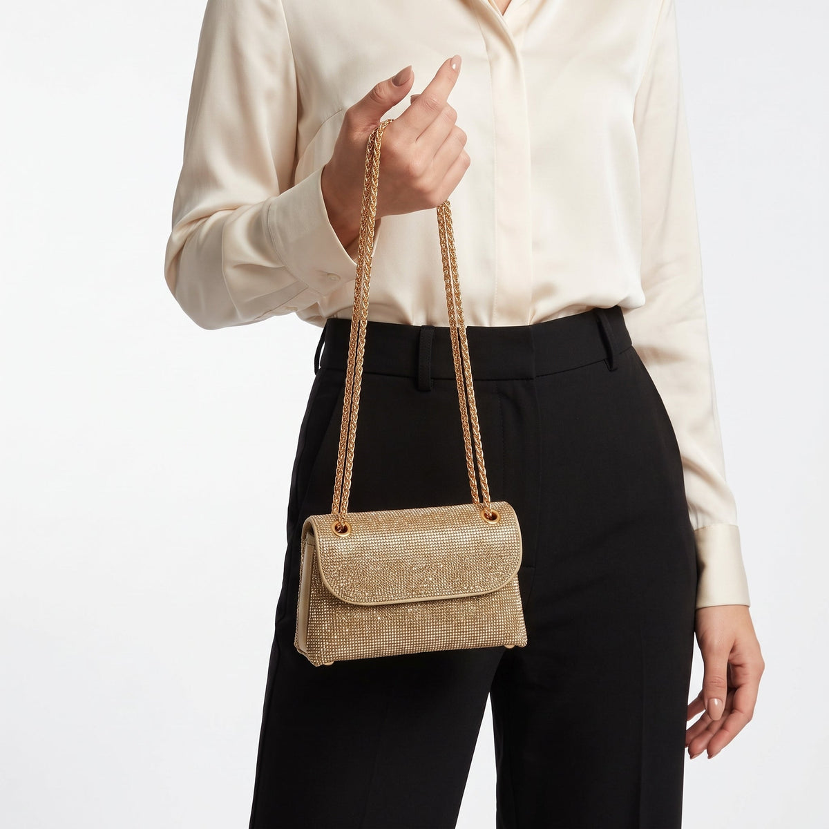 Clutch com strass decorativos