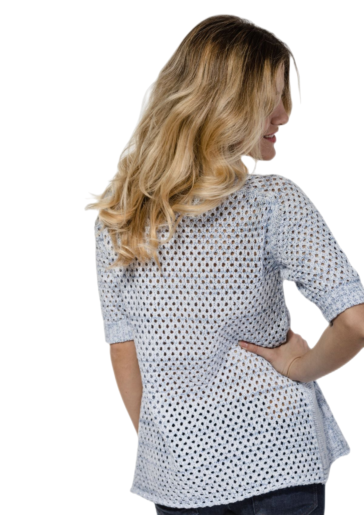 Sara: blusa feminina de manga curta com pontos vazados