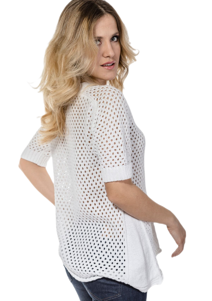 Sara: blusa feminina de manga curta com pontos vazados